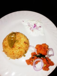 தேங்காய்ப்பால் தக்காளி சாதம்(coconutmilk tomato rice recipe in tamil) செய்முறை முக்கிய புகைப்படம்