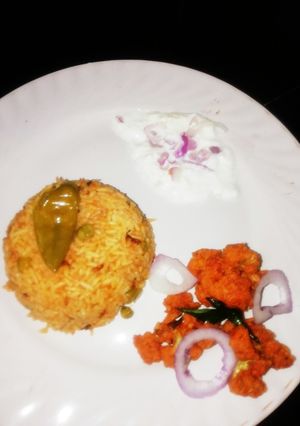 தேங்காய்ப்பால் தக்காளி சாதம்(coconutmilk tomato rice recipe in tamil) செய்முறை முக்கிய புகைப்படம்
