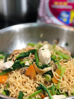 菠菜雞肉鮮菇炒泡麵 的食譜成品照片