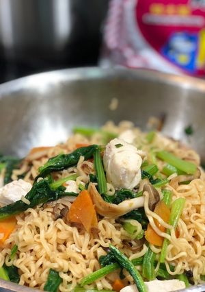 菠菜雞肉鮮菇炒泡麵 的食譜成品照片
