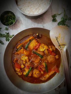 আলু ফুলকপি দিয়ে কাতলা মাছের ঝোল (Aloo fulkopi diye katla macher jhol recipe in Bengali) রেসিপির প্রধান ছবি