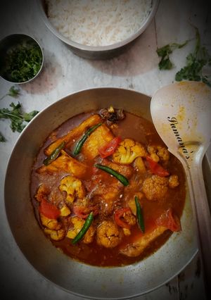 আলু ফুলকপি দিয়ে কাতলা মাছের ঝোল (Aloo fulkopi diye katla macher jhol recipe in Bengali) রেসিপির প্রধান ছবি