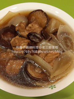 黑蒜洋蔥燉排骨湯 的食譜成品照片