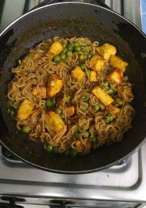 A picture of Matar paneer maggi.
