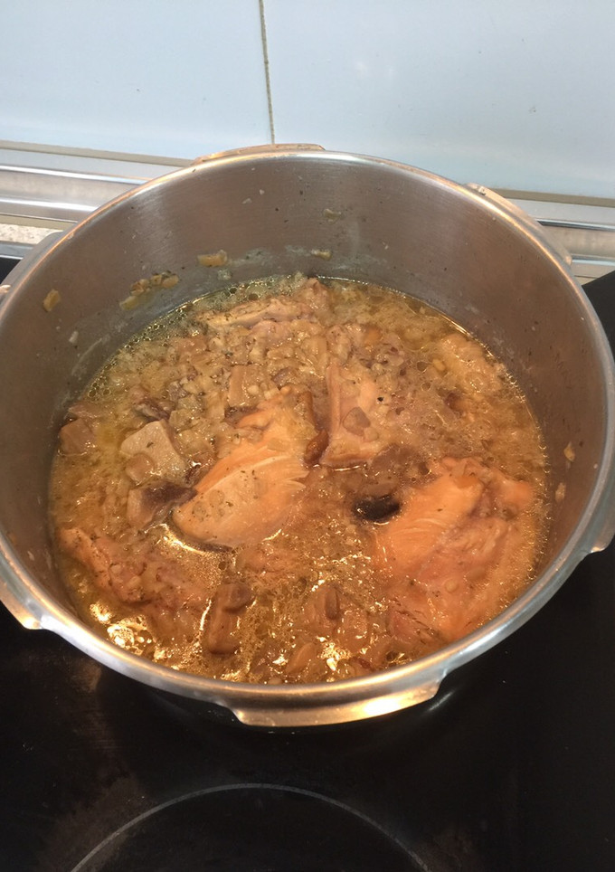 Una foto de Pollo a la cerveza con setas