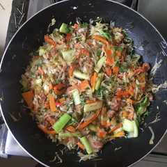 A picture of Guisado para rellenar las lumpias.