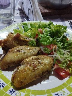Una foto de Alitas de pollo al horno con ensalada mixta