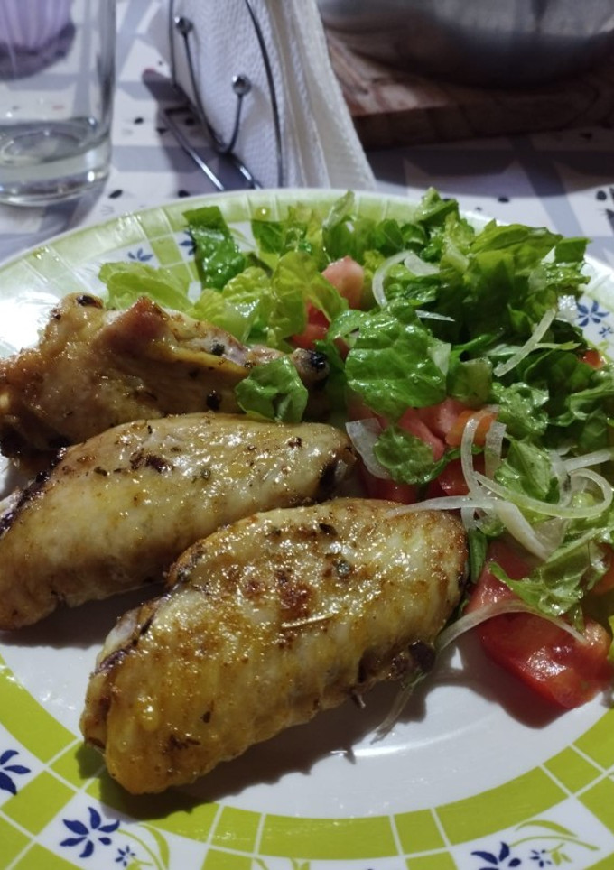 Una foto de Alitas de pollo al horno con ensalada mixta