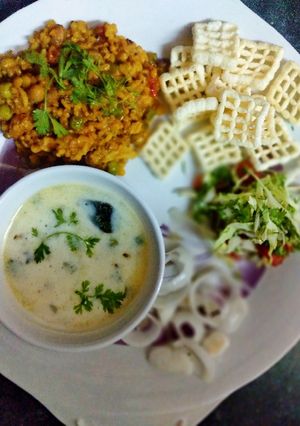 મિક્સ કઠોળ કાઠીયાવાળી ખીચડી (Mix Kathol Khichdi Recipe In Gujarati) રેસીપી મુખ્ય ફોટો