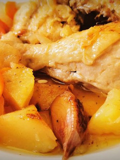 Una foto de Traseros de Pollo al horno con patatas y verduras