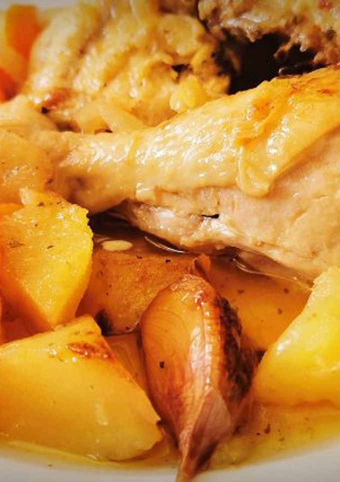 Una foto de Traseros de Pollo al horno con patatas y verduras