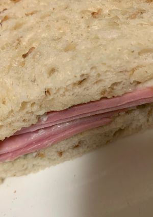 Una foto de Sándwich de jamón cocido y queso Roquefort