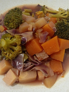 Una foto de Sopa de verduras multicolor
