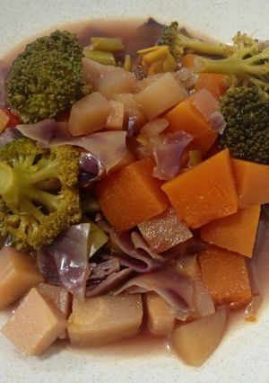 Una foto de Sopa de verduras multicolor