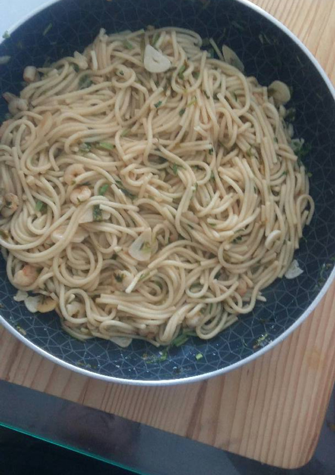 Una foto de Espagueti con gambas, ajo y perejil