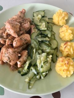 Csirkemell fokhagymás cukkinivel és kukoricacsókkal recept fotója