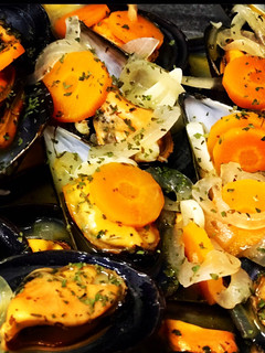 Una foto de Mejillones en salsa con jengibre y lima y un toque picante 🌶