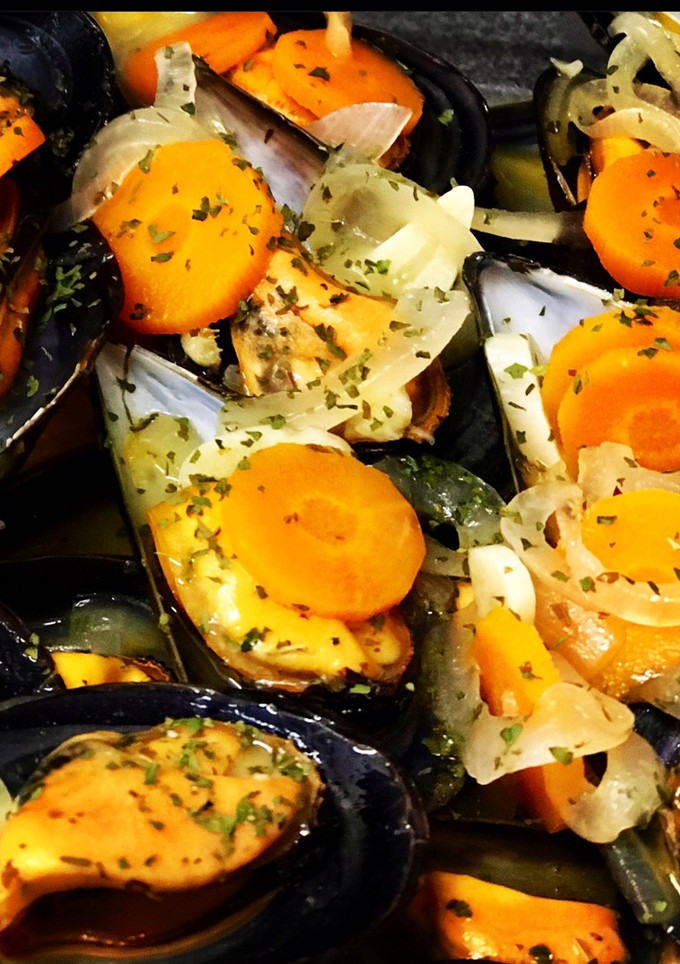 Una foto de Mejillones en salsa con jengibre y lima y un toque picante 🌶
