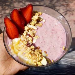 A picture of Strawberry-banana smoothie bowl.