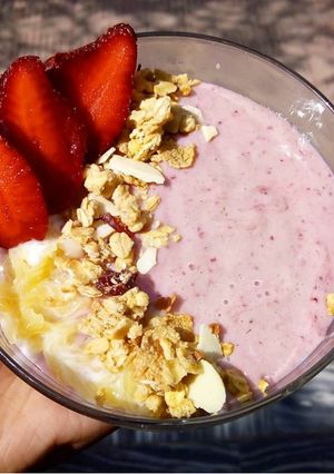 A picture of Strawberry-banana smoothie bowl.