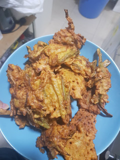 Una foto de Pakora de verduras vegano