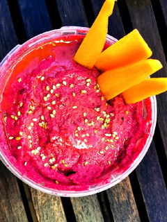 Una foto de Hummus de remolacha