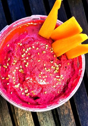 Una foto de Hummus de remolacha