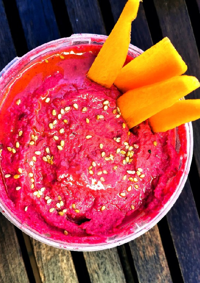 Una foto de Hummus de remolacha