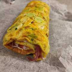 Rotolo di frittata (al forno) farcito con formaggio e lardo-レシピのメイン写真