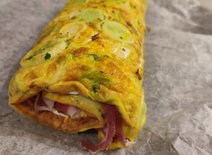 Foto di Rotolo di frittata (al forno) farcito con formaggio e lardo