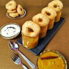 A picture of Medu Vada.