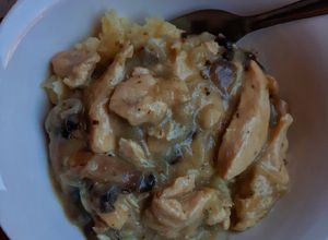 Una foto de Pollo con champiñón (sin crema)🍗🍄