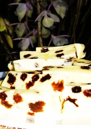 Hình của món Nougat nho khô.