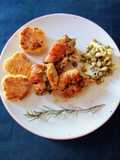 Suprema de pollo al romero con formitas de polenta y guisantes