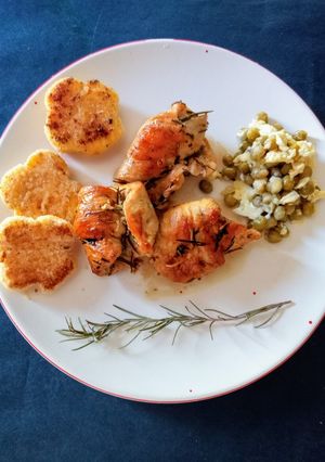 Una foto de Suprema de pollo al romero con formitas de polenta y guisantes