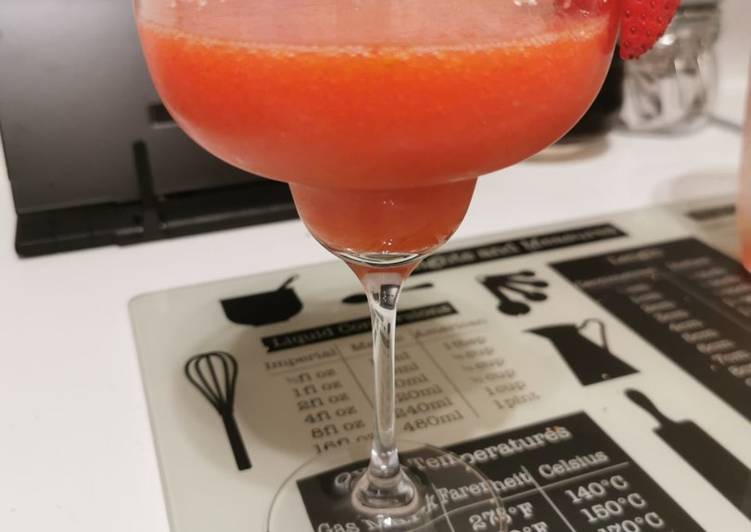 Steps to Prepare Perfect Frozen Strawberry Daiquiri