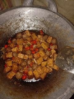 Foto resep Mercon tempe, bakso pentol saos tiram bumbu iris