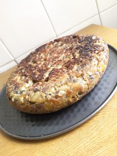 Una foto de Tortilla de patata con morcilla y cebolla caramelizada