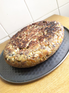 Una foto de Tortilla de patata con morcilla y cebolla caramelizada
