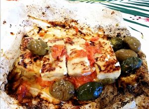 Foto di Bastoncini di Merluzzo con Pomodori Freschi, Olive Nere e Capperi al Cartoccio