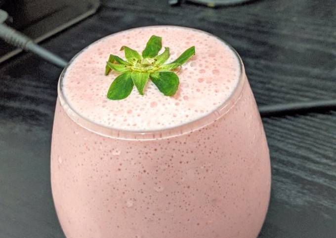Langkah Mudah untuk Menyiapkan Strawberry yogurt smoothie Anti Gagal