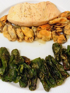 Una foto de Salmón con mejillones en salsa y pimientos de Padrón fritos