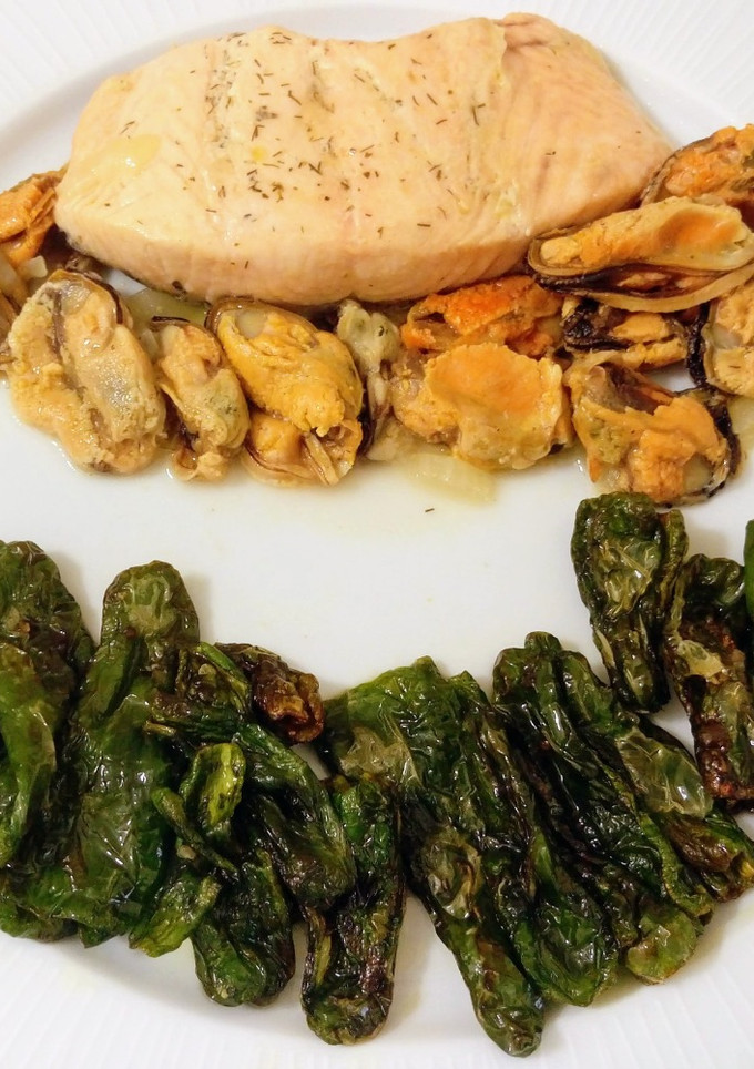Una foto de Salmón con mejillones en salsa y pimientos de Padrón fritos