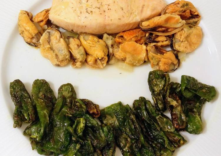 Salmón con mejillones en salsa y pimientos de Padrón fritos