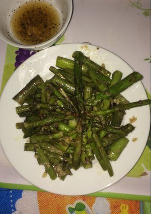 Hình của món Măng tây tím xào tỏi bơ.