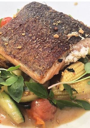Una foto de Salmón con verduras