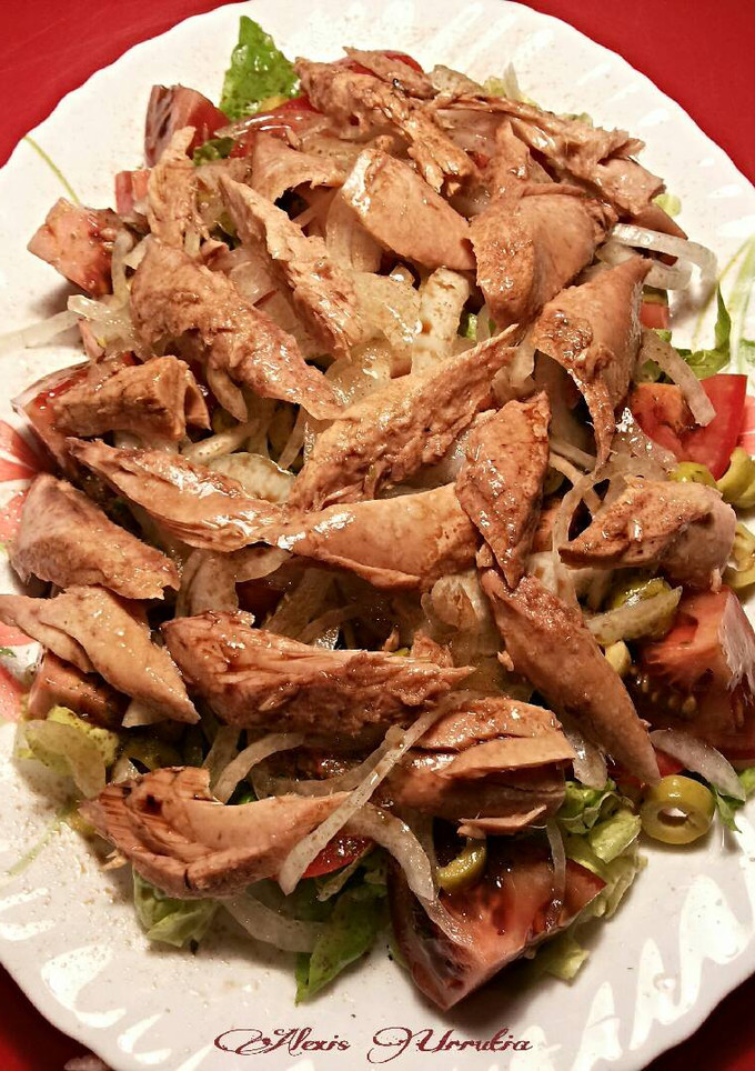 Una foto de Ensalada de tomates varios con lascas de atún rojo