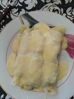 Una foto de Canelones de pollo y acelga con salsa blanca