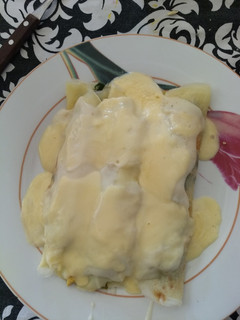 Una foto de Canelones de pollo y acelga con salsa blanca
