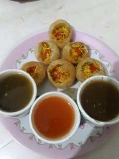 રગડા પૂરી (ragda puri recipes in Gujarati) રેસીપી મુખ્ય ફોટો